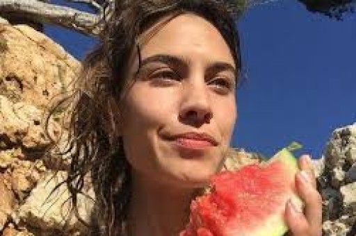 知名女网红翻车每天收入几万礼物却被曝光是AI生成的人物